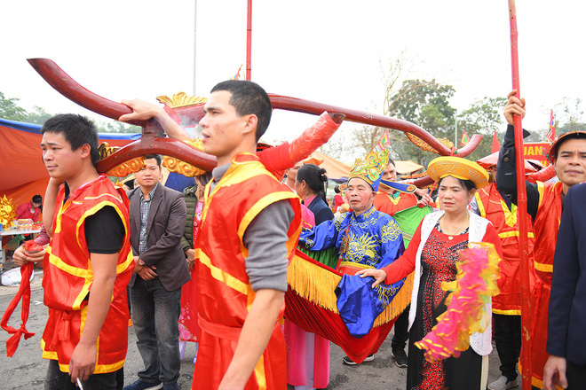 Hàng ngàn người chen chân xem rước vua sống tung tiền phát lộc Hàng ngàn người chen chân xem rước vua sống tung tiền phát lộc